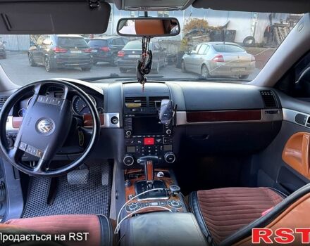 Серый Фольксваген Туарег, объемом двигателя 3.2 л и пробегом 308 тыс. км за 9500 $, фото 3 на Automoto.ua