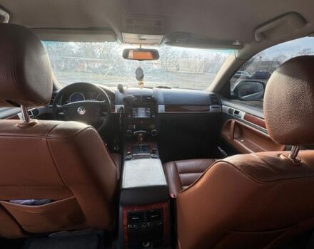 Серый Фольксваген Туарег, объемом двигателя 5 л и пробегом 297 тыс. км за 5500 $, фото 5 на Automoto.ua