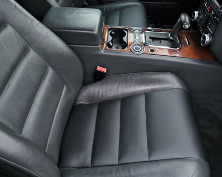 Серый Фольксваген Туарег, объемом двигателя 2.97 л и пробегом 370 тыс. км за 13000 $, фото 12 на Automoto.ua