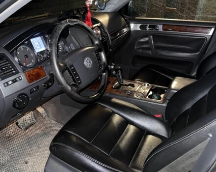 Серый Фольксваген Туарег, объемом двигателя 2.5 л и пробегом 354 тыс. км за 7000 $, фото 2 на Automoto.ua