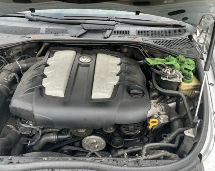 Серый Фольксваген Туарег, объемом двигателя 3 л и пробегом 400 тыс. км за 9000 $, фото 3 на Automoto.ua