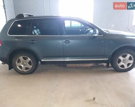 Серый Фольксваген Туарег, объемом двигателя 2.5 л и пробегом 324 тыс. км за 7500 $, фото 2 на Automoto.ua