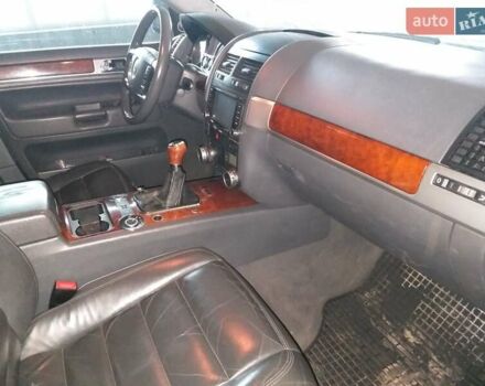 Серый Фольксваген Туарег, объемом двигателя 2.5 л и пробегом 324 тыс. км за 7500 $, фото 6 на Automoto.ua