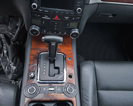 Серый Фольксваген Туарег, объемом двигателя 2.97 л и пробегом 370 тыс. км за 13000 $, фото 9 на Automoto.ua