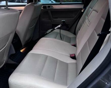 Серый Фольксваген Туарег, объемом двигателя 2.46 л и пробегом 331 тыс. км за 8500 $, фото 13 на Automoto.ua