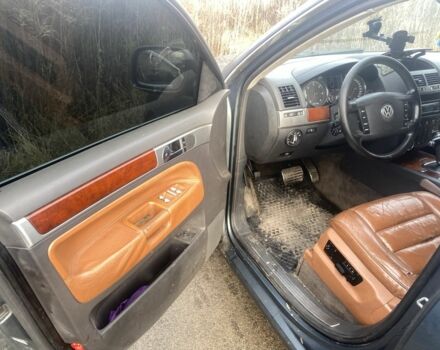 Сірий Фольксваген Туарег, об'ємом двигуна 5 л та пробігом 320 тис. км за 4000 $, фото 4 на Automoto.ua