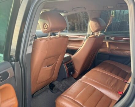 Серый Фольксваген Туарег, объемом двигателя 5 л и пробегом 297 тыс. км за 5500 $, фото 6 на Automoto.ua