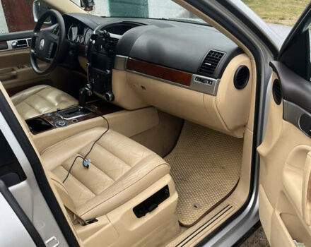 Серый Фольксваген Туарег, объемом двигателя 2.97 л и пробегом 400 тыс. км за 9300 $, фото 9 на Automoto.ua