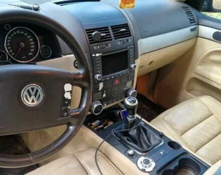 Серый Фольксваген Туарег, объемом двигателя 2.5 л и пробегом 315 тыс. км за 3800 $, фото 9 на Automoto.ua