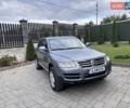 Серый Фольксваген Туарег, объемом двигателя 2.46 л и пробегом 331 тыс. км за 8500 $, фото 1 на Automoto.ua