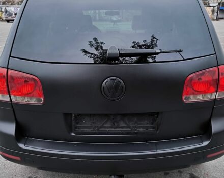 Серый Фольксваген Туарег, объемом двигателя 3 л и пробегом 371 тыс. км за 8500 $, фото 3 на Automoto.ua