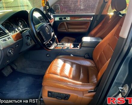 Серый Фольксваген Туарег, объемом двигателя 3.2 л и пробегом 308 тыс. км за 9500 $, фото 11 на Automoto.ua