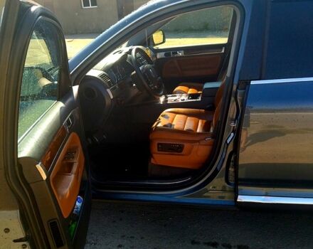 Серый Фольксваген Туарег, объемом двигателя 4.2 л и пробегом 355 тыс. км за 9500 $, фото 6 на Automoto.ua