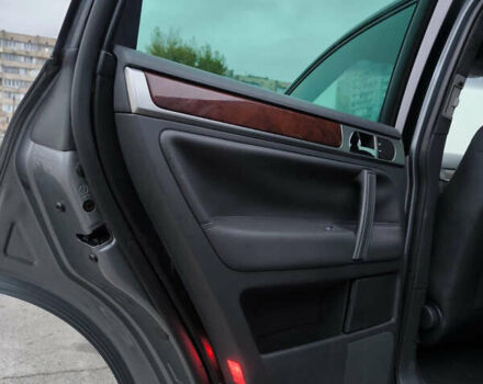 Серый Фольксваген Туарег, объемом двигателя 2.97 л и пробегом 370 тыс. км за 13000 $, фото 21 на Automoto.ua