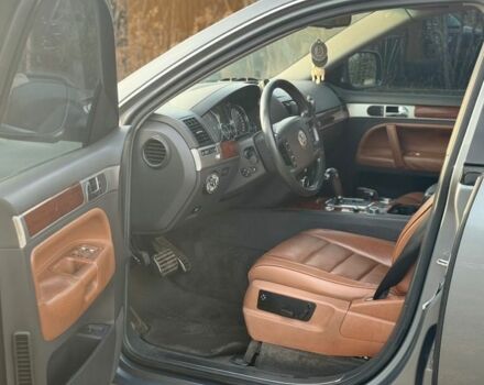 Серый Фольксваген Туарег, объемом двигателя 5 л и пробегом 297 тыс. км за 5500 $, фото 7 на Automoto.ua