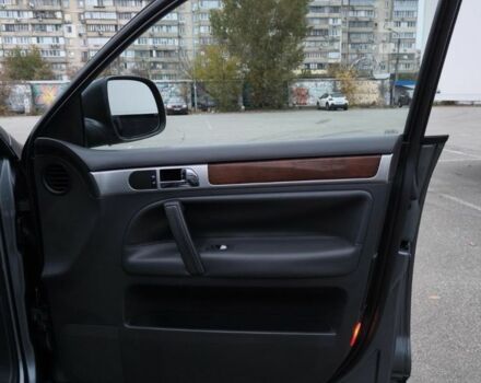 Серый Фольксваген Туарег, объемом двигателя 3 л и пробегом 370 тыс. км за 13000 $, фото 4 на Automoto.ua