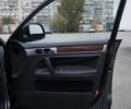 Серый Фольксваген Туарег, объемом двигателя 3 л и пробегом 370 тыс. км за 13000 $, фото 4 на Automoto.ua