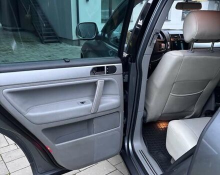 Серый Фольксваген Туарег, объемом двигателя 2.46 л и пробегом 331 тыс. км за 8500 $, фото 8 на Automoto.ua