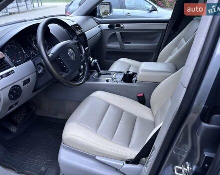 Серый Фольксваген Туарег, объемом двигателя 2.46 л и пробегом 331 тыс. км за 8500 $, фото 11 на Automoto.ua