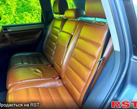 Серый Фольксваген Туарег, объемом двигателя 2.5 л и пробегом 244 тыс. км за 3500 $, фото 4 на Automoto.ua