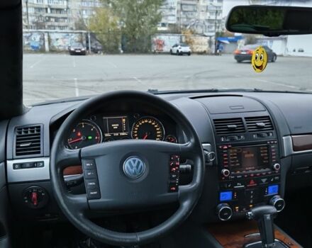 Серый Фольксваген Туарег, объемом двигателя 3 л и пробегом 370 тыс. км за 13000 $, фото 8 на Automoto.ua