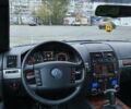 Серый Фольксваген Туарег, объемом двигателя 3 л и пробегом 370 тыс. км за 13000 $, фото 8 на Automoto.ua
