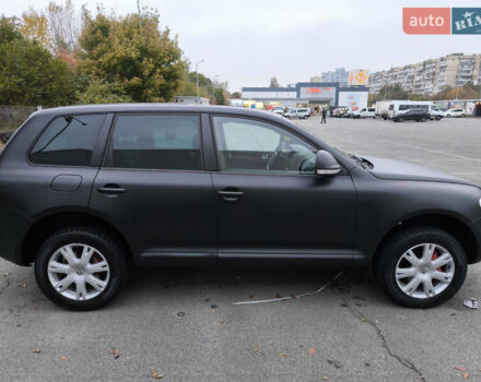 Серый Фольксваген Туарег, объемом двигателя 2.97 л и пробегом 370 тыс. км за 13000 $, фото 1 на Automoto.ua