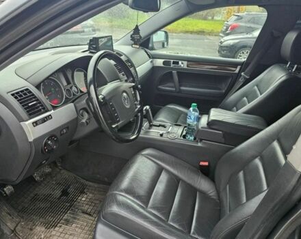 Серый Фольксваген Туарег, объемом двигателя 2.5 л и пробегом 296 тыс. км за 2600 $, фото 5 на Automoto.ua