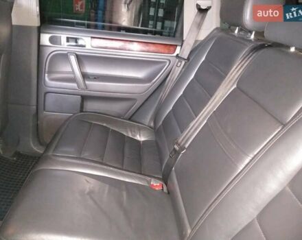 Серый Фольксваген Туарег, объемом двигателя 2.5 л и пробегом 324 тыс. км за 7500 $, фото 5 на Automoto.ua