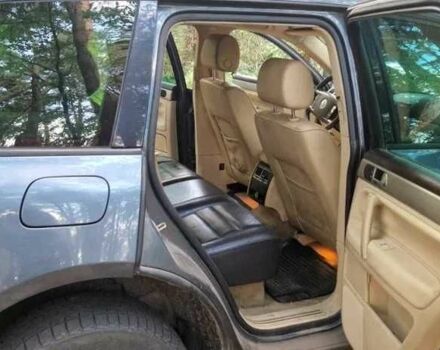 Серый Фольксваген Туарег, объемом двигателя 2.5 л и пробегом 315 тыс. км за 3800 $, фото 7 на Automoto.ua