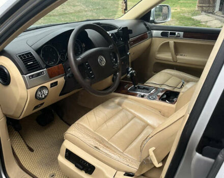 Серый Фольксваген Туарег, объемом двигателя 2.97 л и пробегом 400 тыс. км за 9300 $, фото 6 на Automoto.ua