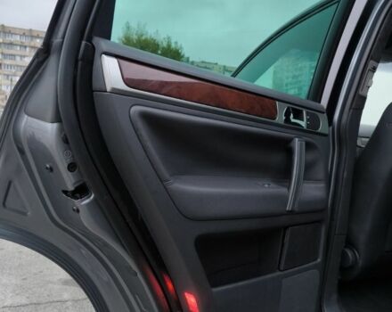 Серый Фольксваген Туарег, объемом двигателя 3 л и пробегом 370 тыс. км за 13000 $, фото 5 на Automoto.ua