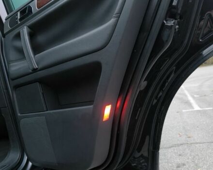 Серый Фольксваген Туарег, объемом двигателя 3 л и пробегом 370 тыс. км за 13000 $, фото 6 на Automoto.ua