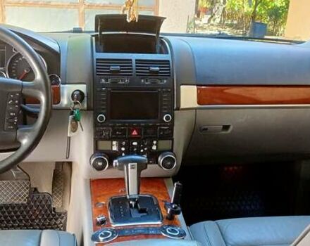 Серый Фольксваген Туарег, объемом двигателя 3 л и пробегом 304 тыс. км за 9300 $, фото 8 на Automoto.ua