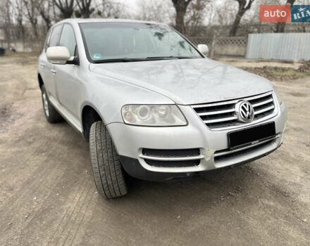 Серый Фольксваген Туарег, объемом двигателя 3 л и пробегом 340 тыс. км за 5500 $, фото 1 на Automoto.ua