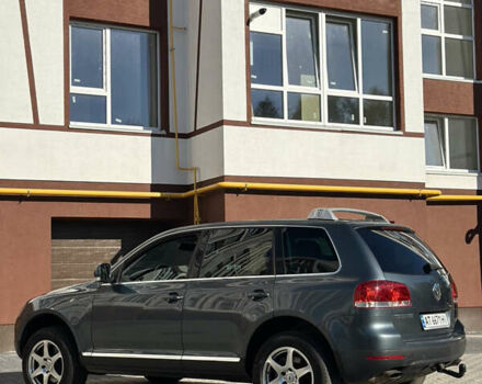 Серый Фольксваген Туарег, объемом двигателя 4.92 л и пробегом 286 тыс. км за 8700 $, фото 6 на Automoto.ua