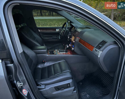 Серый Фольксваген Туарег, объемом двигателя 3 л и пробегом 220 тыс. км за 8250 $, фото 46 на Automoto.ua