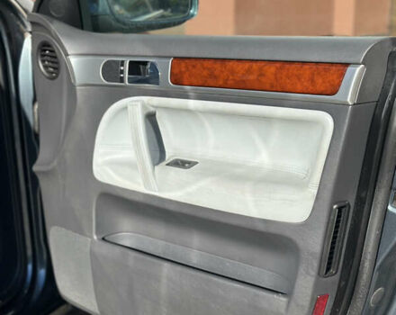 Серый Фольксваген Туарег, объемом двигателя 4.92 л и пробегом 286 тыс. км за 8700 $, фото 25 на Automoto.ua