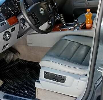 Серый Фольксваген Туарег, объемом двигателя 3 л и пробегом 304 тыс. км за 9300 $, фото 7 на Automoto.ua