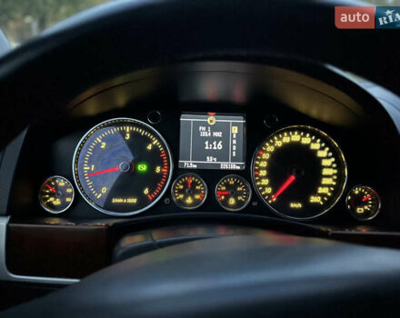 Серый Фольксваген Туарег, объемом двигателя 3 л и пробегом 220 тыс. км за 8250 $, фото 44 на Automoto.ua