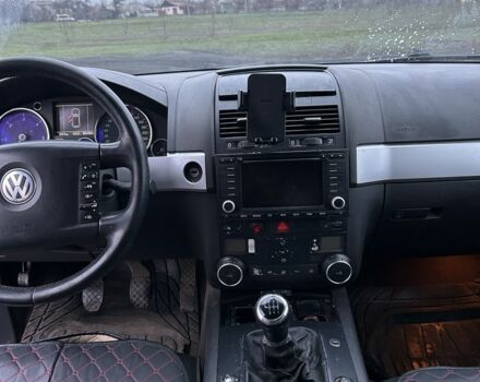 Серый Фольксваген Туарег, объемом двигателя 2.5 л и пробегом 300 тыс. км за 3999 $, фото 5 на Automoto.ua