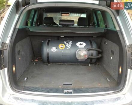 Серый Фольксваген Туарег, объемом двигателя 3.2 л и пробегом 390 тыс. км за 4300 $, фото 4 на Automoto.ua