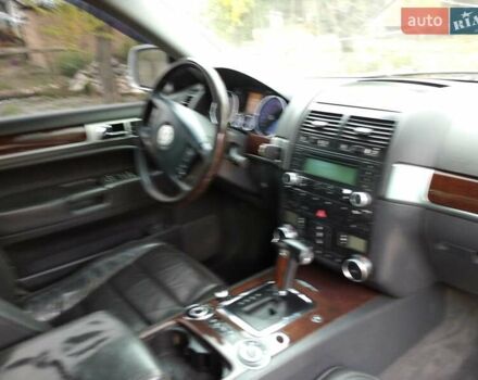 Серый Фольксваген Туарег, объемом двигателя 3.2 л и пробегом 390 тыс. км за 4300 $, фото 5 на Automoto.ua