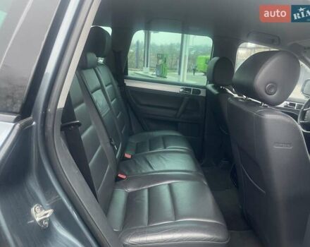 Серый Фольксваген Туарег, объемом двигателя 2.97 л и пробегом 272 тыс. км за 8700 $, фото 9 на Automoto.ua