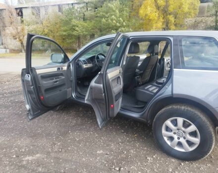 Серый Фольксваген Туарег, объемом двигателя 3 л и пробегом 450 тыс. км за 10900 $, фото 7 на Automoto.ua