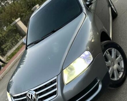 Серый Фольксваген Туарег, объемом двигателя 3 л и пробегом 220 тыс. км за 8250 $, фото 2 на Automoto.ua