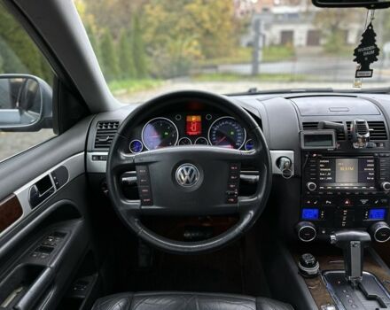 Серый Фольксваген Туарег, объемом двигателя 3 л и пробегом 370 тыс. км за 5450 $, фото 12 на Automoto.ua