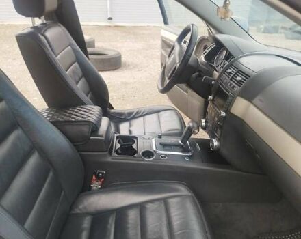 Серый Фольксваген Туарег, объемом двигателя 2.97 л и пробегом 490 тыс. км за 10350 $, фото 5 на Automoto.ua