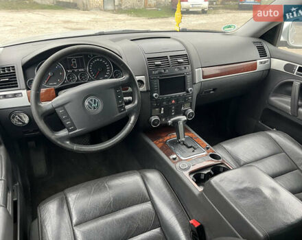 Серый Фольксваген Туарег, объемом двигателя 3 л и пробегом 340 тыс. км за 5500 $, фото 7 на Automoto.ua