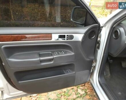 Серый Фольксваген Туарег, объемом двигателя 3.2 л и пробегом 390 тыс. км за 4300 $, фото 13 на Automoto.ua